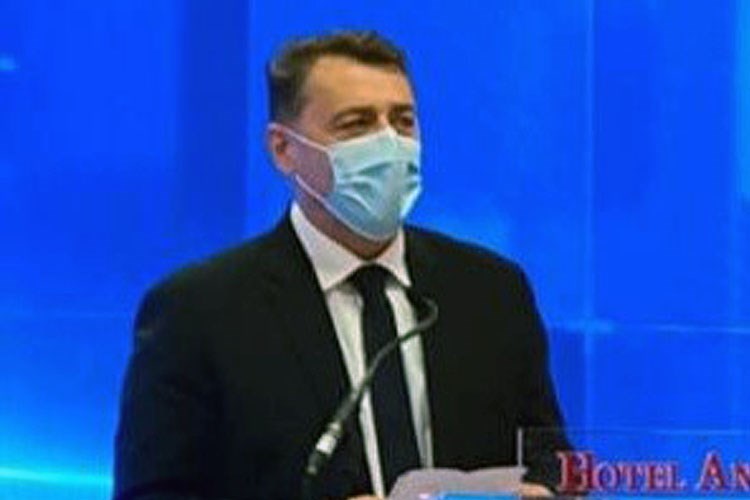 Slika Glavni ravnatelj dr. sc. Damir Šantek s maskom na licu ispred govornice drži pozdravni govor na 13. Simpoziju ovlaštenih inženjera geodezije.